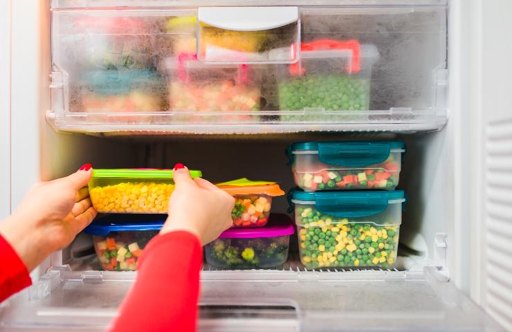 Bicchiere d'acqua nel freezer: cosa ci dice