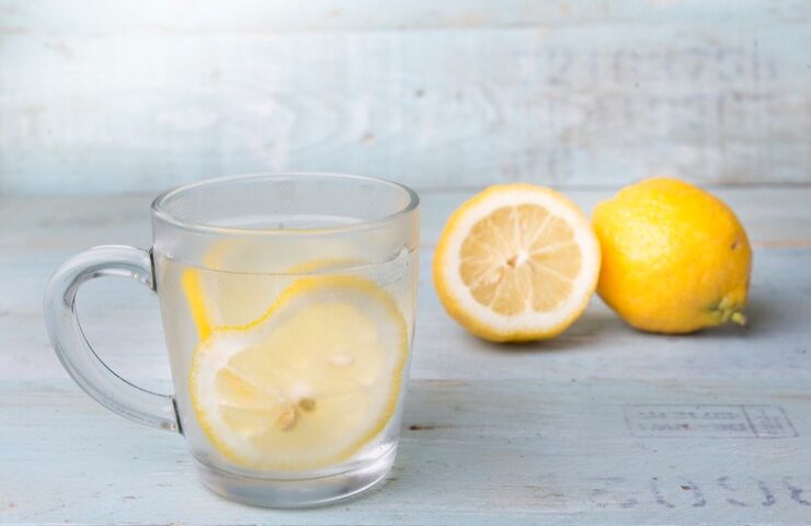 Dei limoni ed un bicchiere di acqua