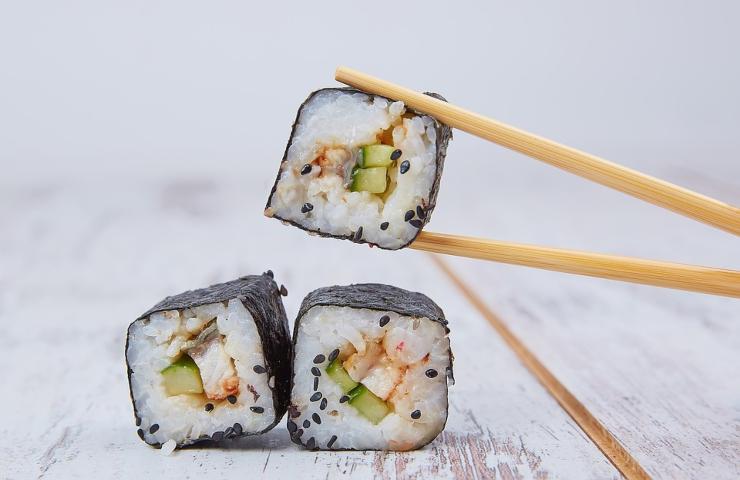 Dei rotolini di sushi e delle caratteristiche bacchette