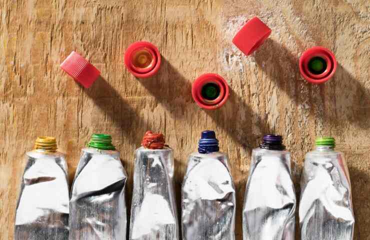 Dei tubetti in alluminio con tappi di plastica