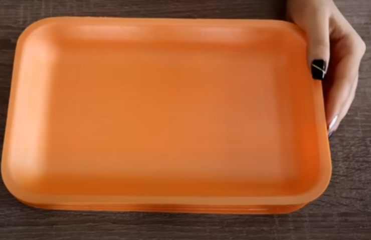 Delle vasche di polistirolo di colore arancione