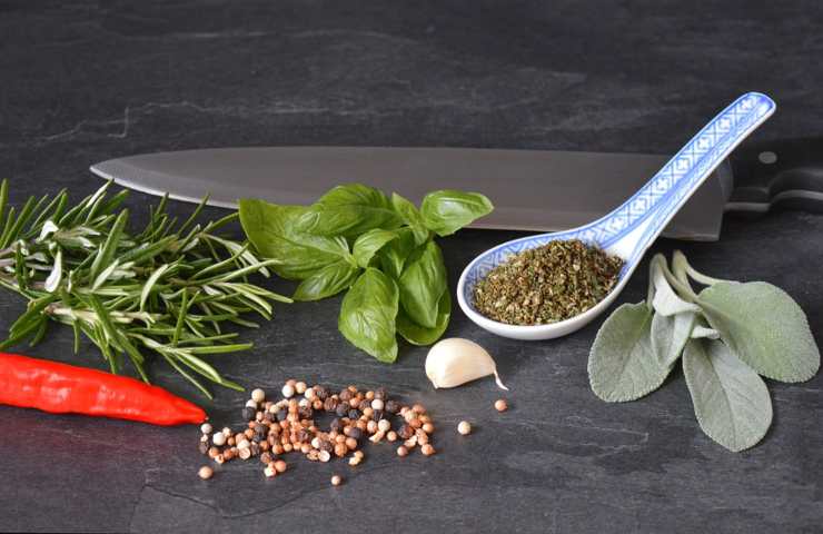 Diverse erbe per aromatizzare in cucina