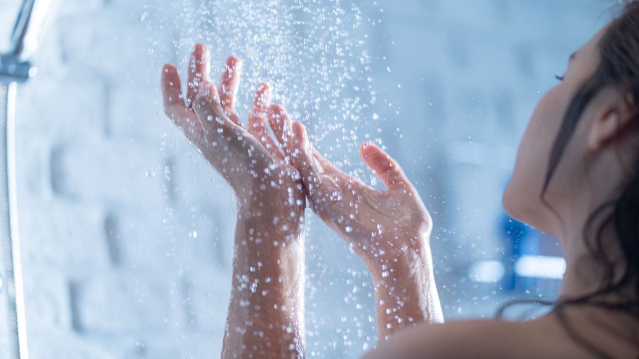 La doccia durante i temporali è davvero pericolosa?