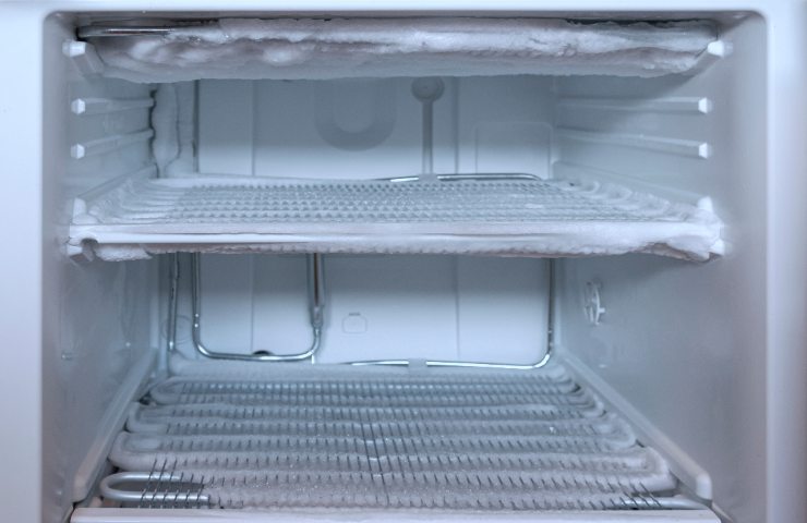 Bicchiere d'acqua nel freezer: cosa ci dice