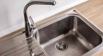 Sbagli se metti questo sotto il lavello della cucina (e forse lo fai)