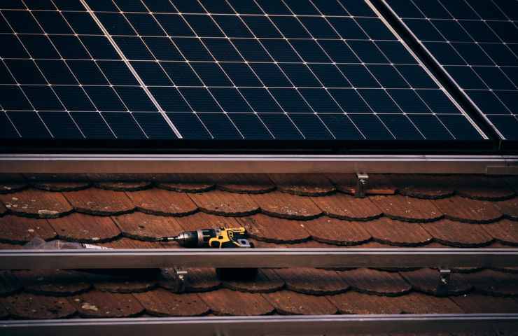 Pannelli per convogliare l'energia solare su un tetto