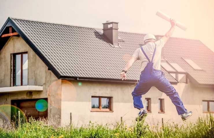 Un operaio festante a lavoro finito