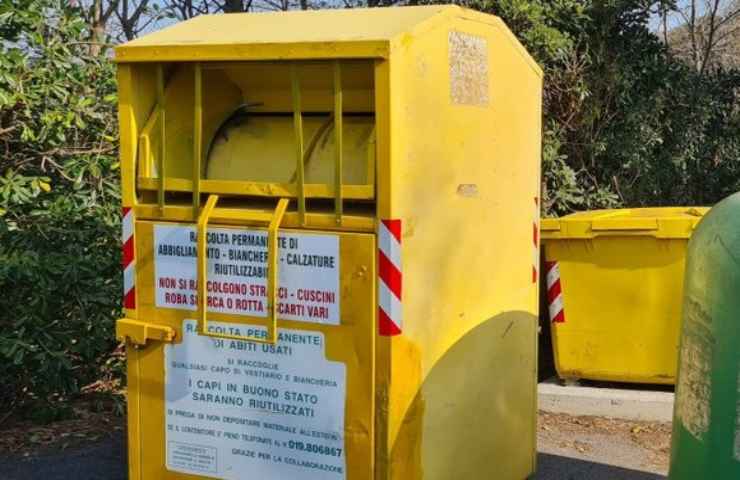 Un raccoglitore di abiti usati