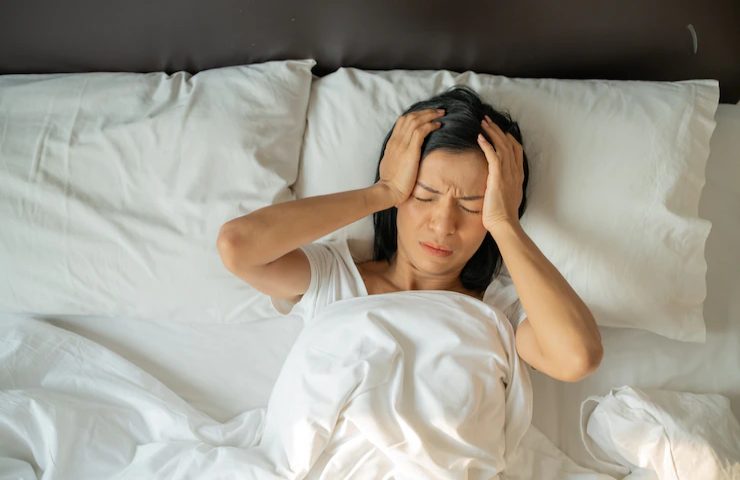 Una donna alle prese con problemi del sonno