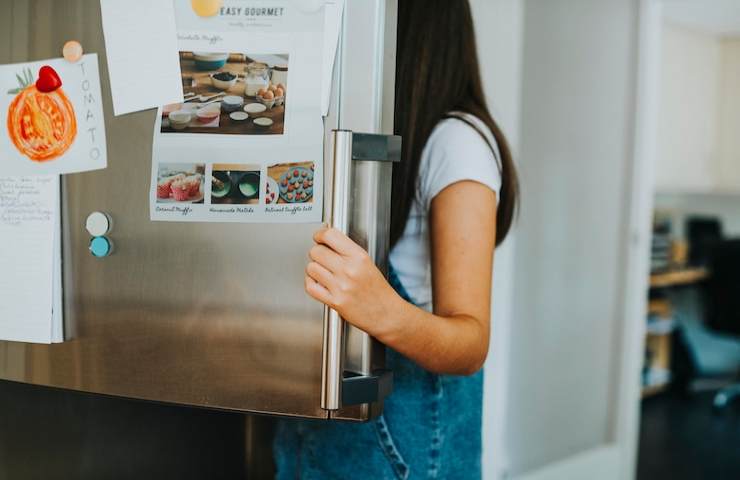 Una donna davanti al frigo aperto