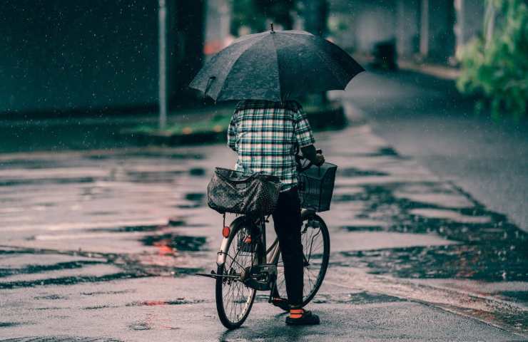 Una persona in bici durante un temporale