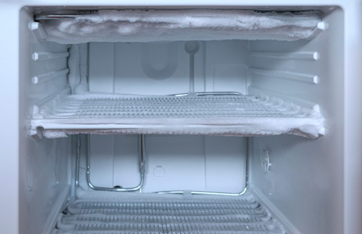 freezer sbrinare con pentola acqua bollente