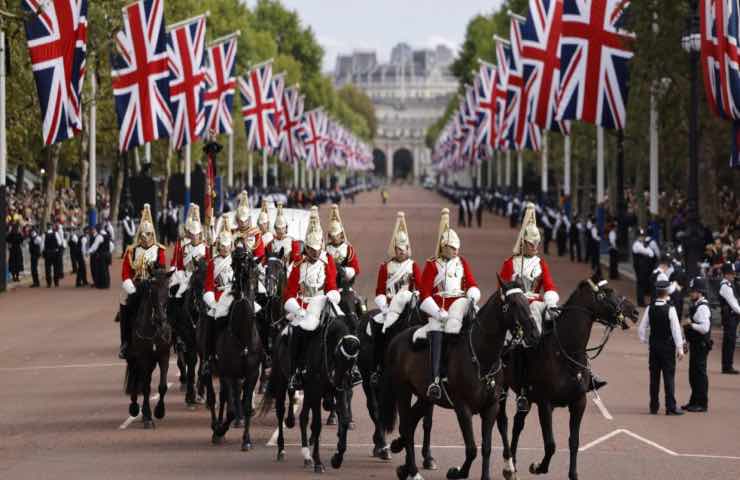funerali regina elisabetta cavalli