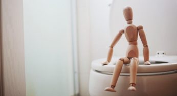Perché seduti sul WC si addormentano le gambe?
