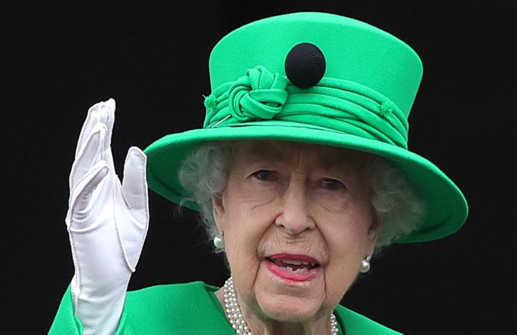 regina elisabetta indossava il verde per omaggio al re