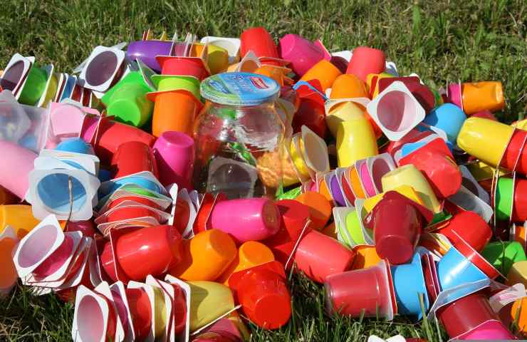 lavare plastica e alluminio prima di gettarli