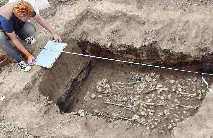 scavo archeologico tomba
