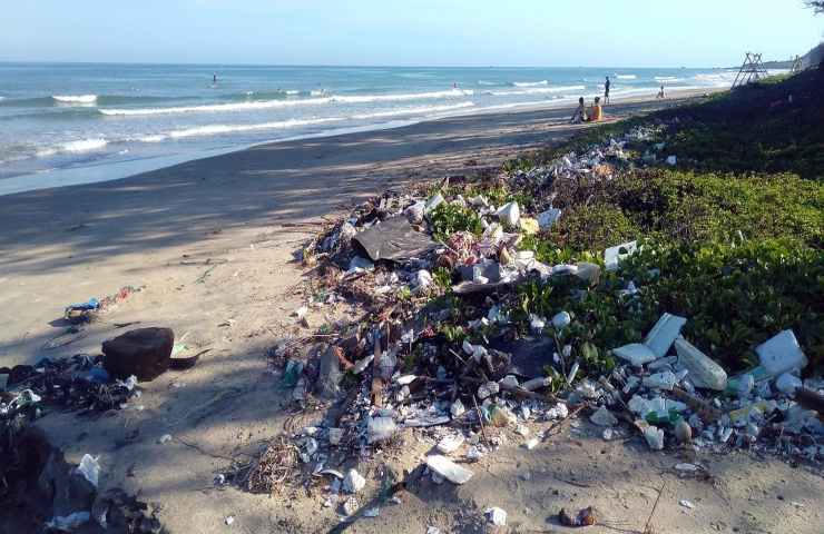 gettare in modo corretto plastica e rifiuti