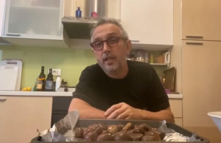 Chef Barbieri con delle castagne davanti a sé