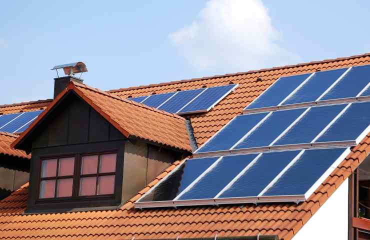 Dei pannelli solari installati sul tetto di una casa