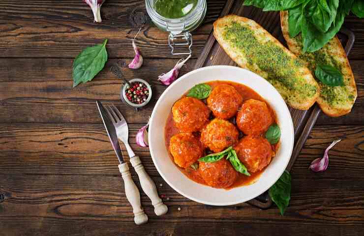 Polpette al sugo in un piatto