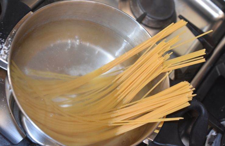 Spaghetti messi a cuocere in una pentola