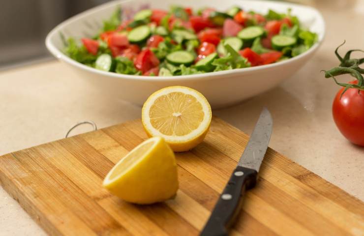 Un tagliere di legno usato in cucina