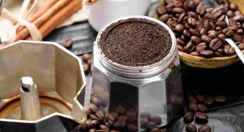 Fondi di caffè nel water: quello che accade ha dell’incredibile