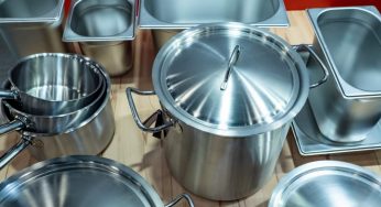 Trucco efficace per ordinare pentole e coperchi