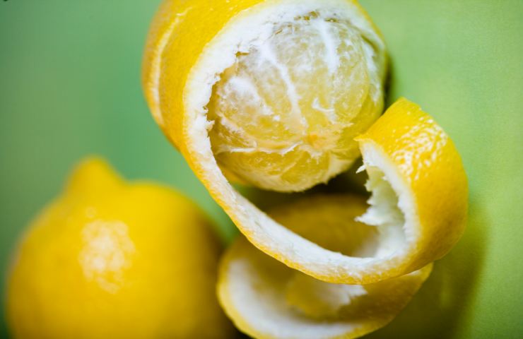 Dei limoni sbucciati