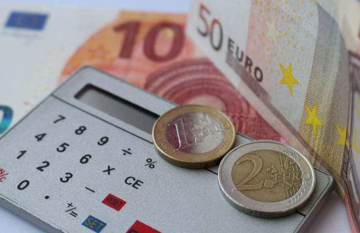 Dei soldi in euro ed una calcolatrice