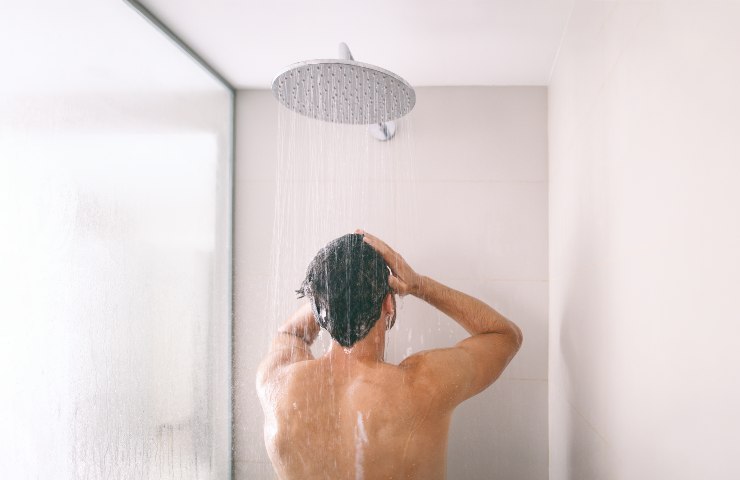 Eliminare il calcare dal vetro della doccia
