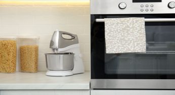 Non mettere mai l’asciugamano sulla porta del forno. Grave errore