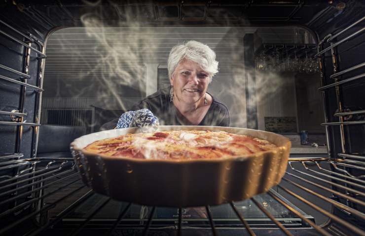 animale a sorpresa all'interno del forno