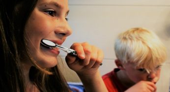 Lavare i denti senza spazzolino: puoi fare così, funziona