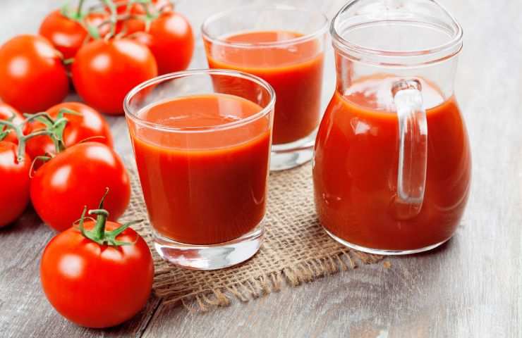 Pomodori e succo pronto