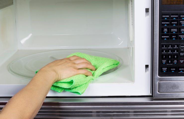 Come risolvere in pochi minuti il problema dei cattivi odori nel microonde