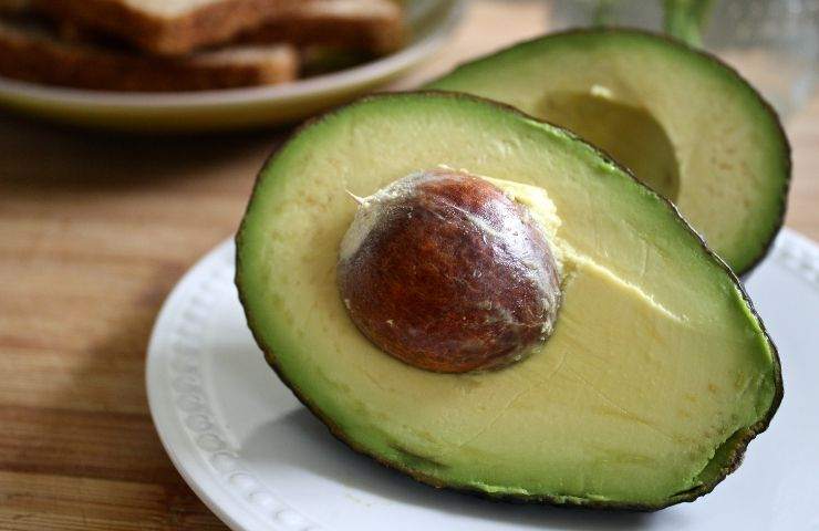 Un avocado affettato in due parti