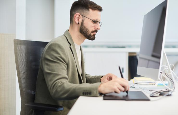 Un uomo mentre lavora al pc