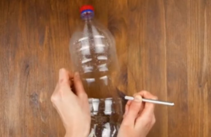 Una bottiglia in plastica tagliata in due parti