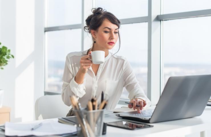 Una donna mentre lavora al pc