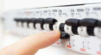 Rincaro luce, sai che dipende anche dalla presa: con quali paghi meno