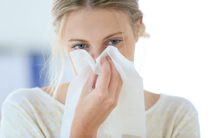 riconoscere raffreddore allergico