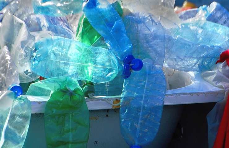 Bottiglie plastica, mai schiacciarle così per gettarle: come non fare