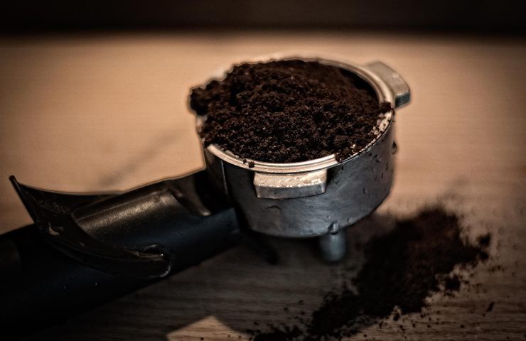 Fondi caffè usali per pulire le griglie