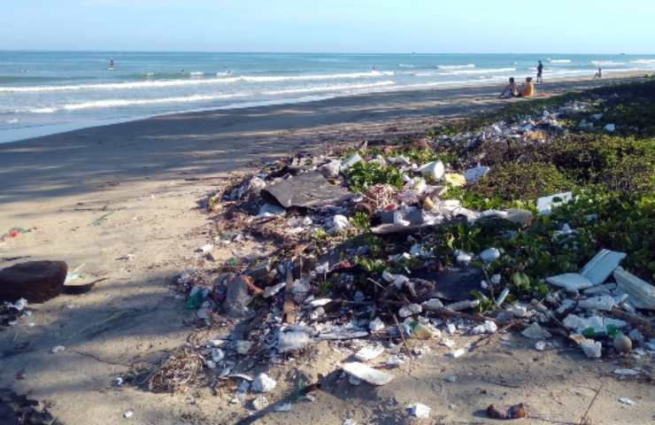 Plastica oceano sole
