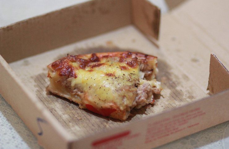 Cartone pizza dove si butta
