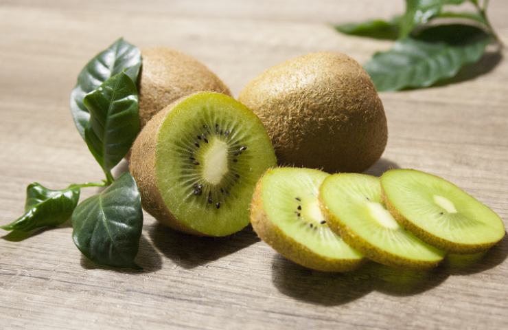 Kiwi ecco cosa succede se lo mangiate prima di dormire