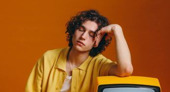 Addormentarsi con la tv accesa fa malissimo: il motivo ora è svelato