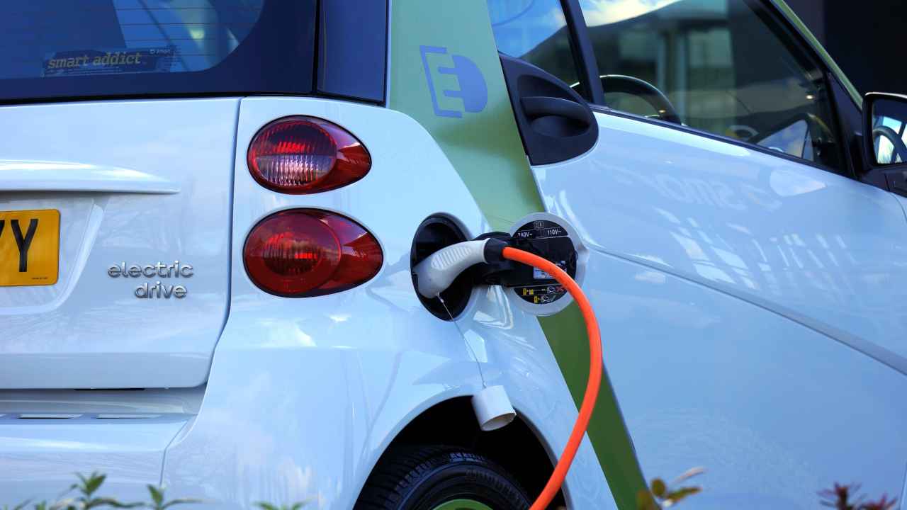 Dati impatto ambientale auto elettriche motori termici